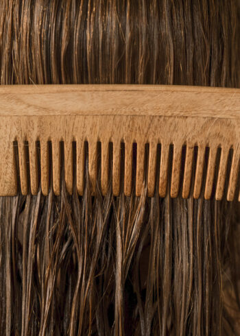 cabelo a ser desembaraçado com amaciador natural