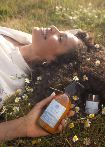 mulher segura amaciador natural na natureza