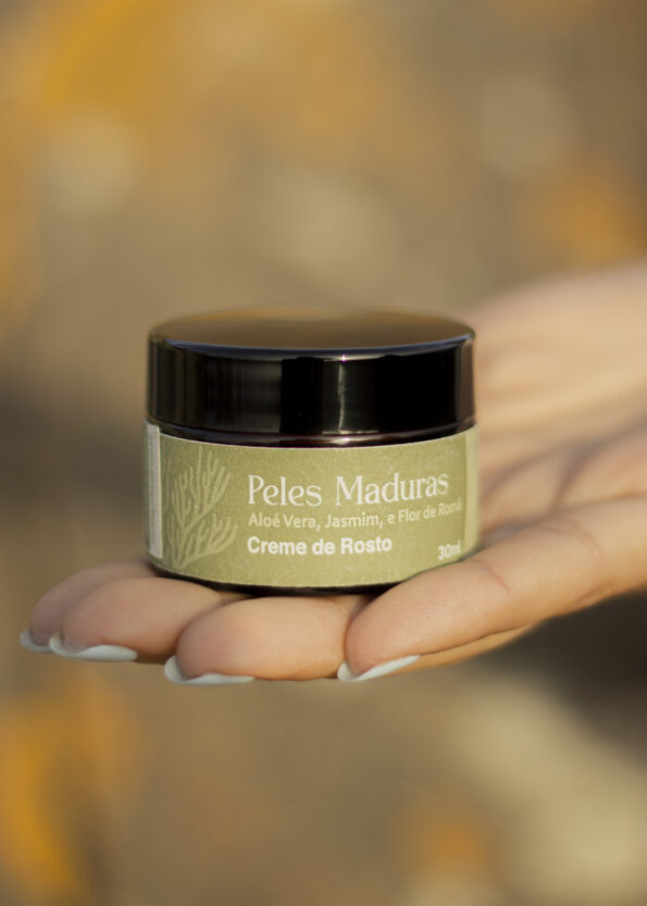 creme de rosto natural pele madura em pequeno frasco