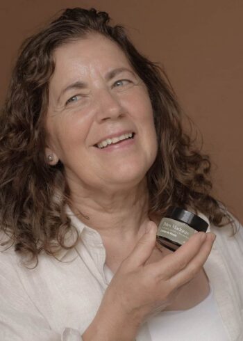 mulher madura a segurar creme de rosto natural