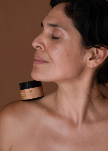 creme facial natural no ombro de mulher