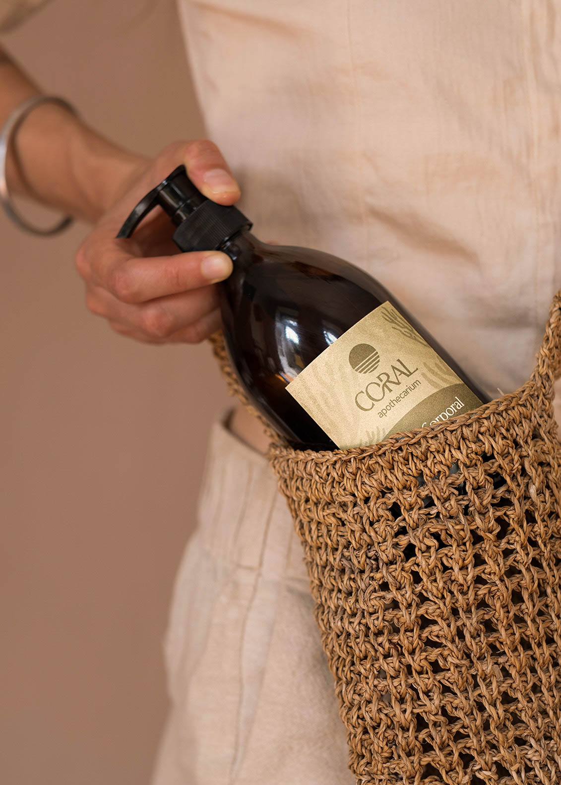 Companheiro de verão óleo de corpo biológico em saco de praia