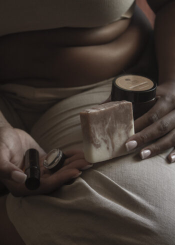 mulher a mostrar produtos caixa lunar