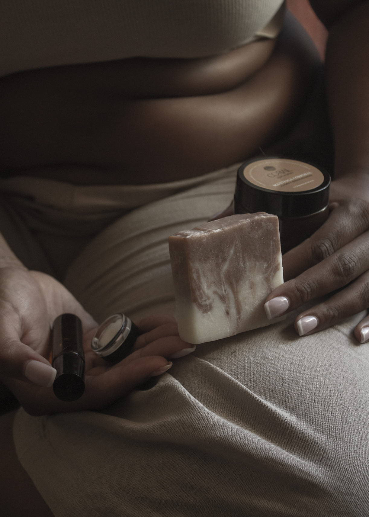 Ritual Completo da Caixa Lunar mulher a mostrar produtos caixa lunar