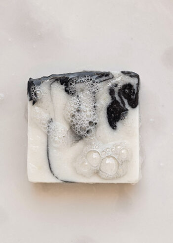sabão natural com carvão ativado espuma