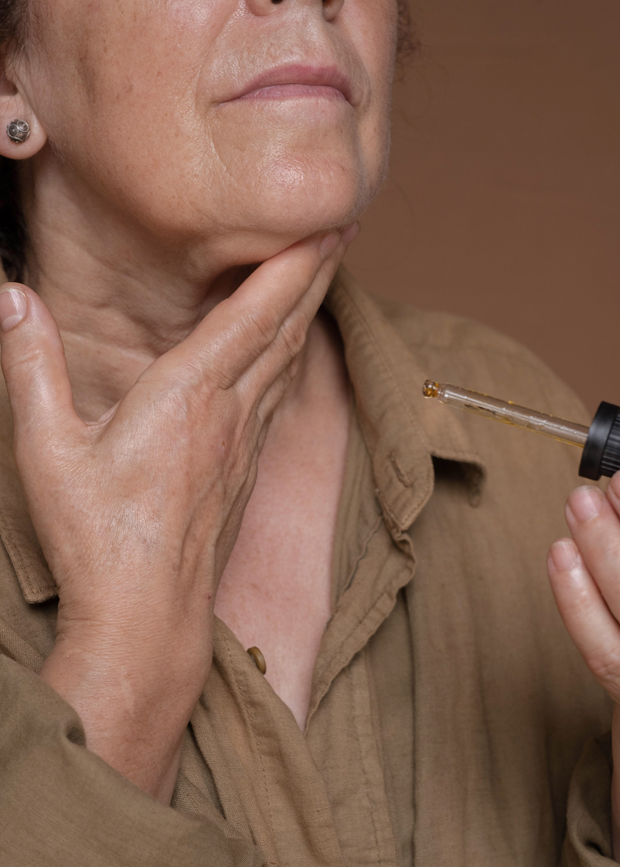 Aplicação no rosto e pescoço aplicação de sérum nutritivo no rosto e pescoço