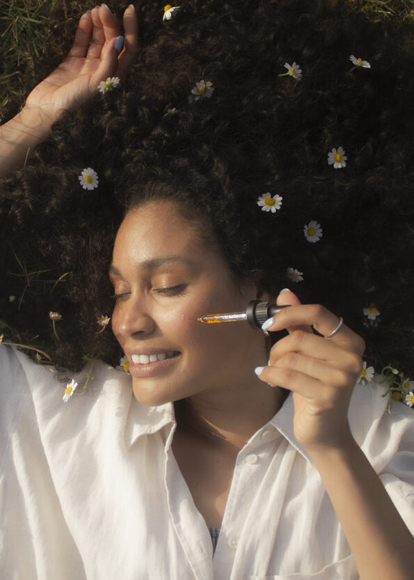 mulher a aplicar sérum de rosa mosqueta