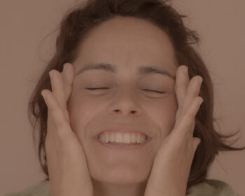 mulher aplica creme natural e sorri