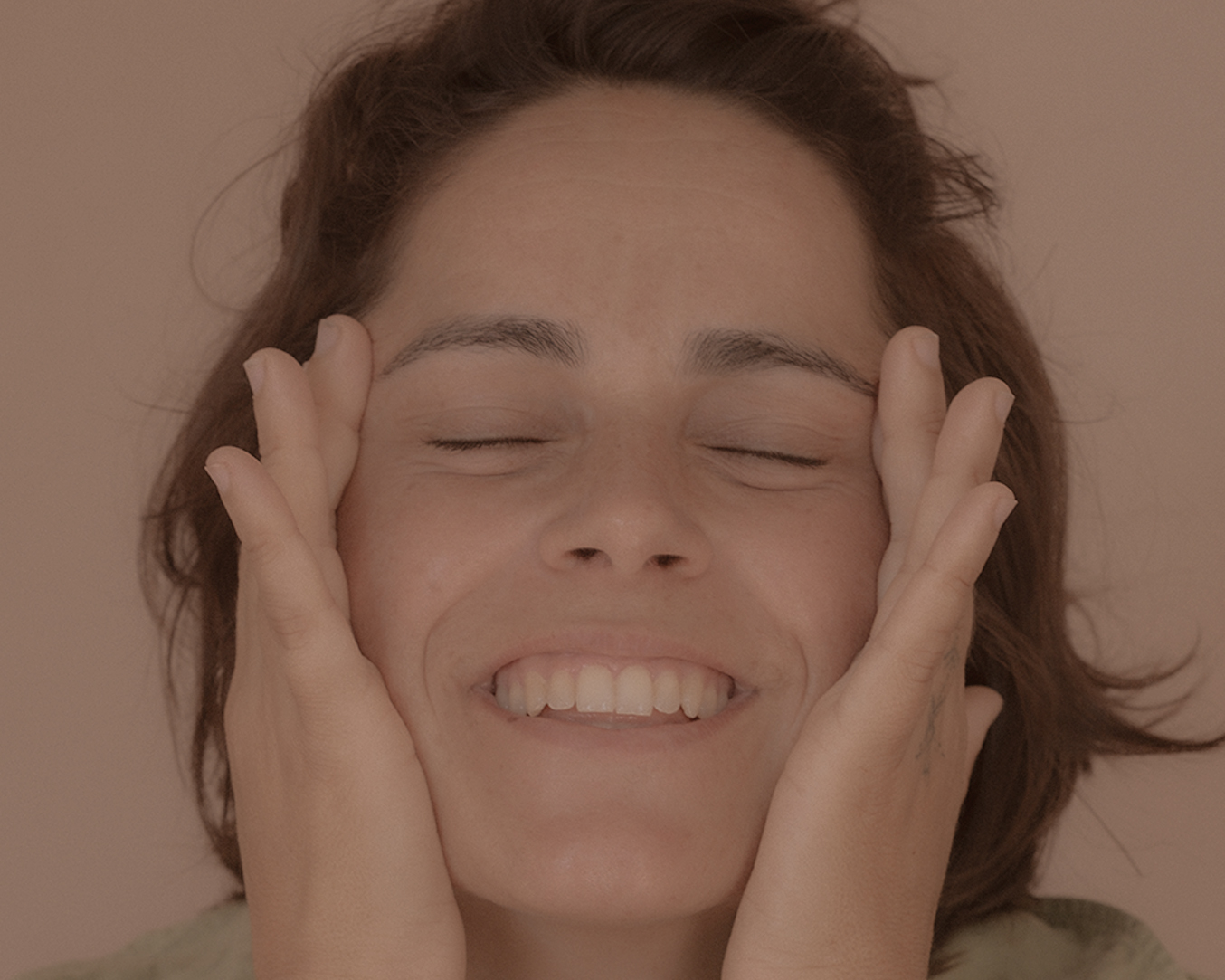 mulher aplica creme natural e sorri