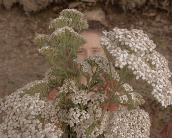 Soraya Meyer com ramo de milfólio cosmética sem químicos